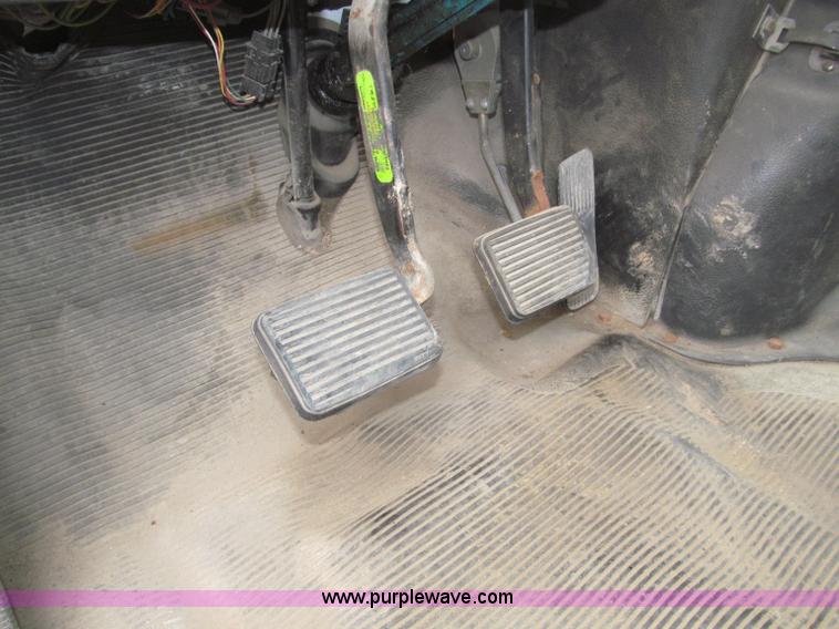 image for item B5245 2001 International 4700 box truck