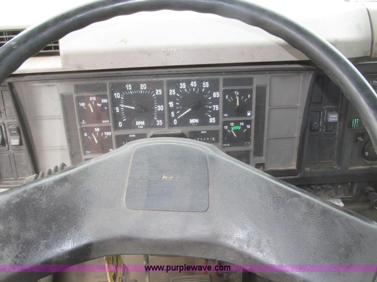 image for item B5245 2001 International 4700 box truck