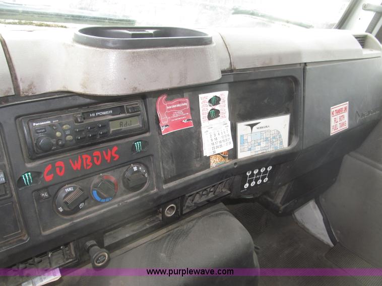 image for item B5245 2001 International 4700 box truck