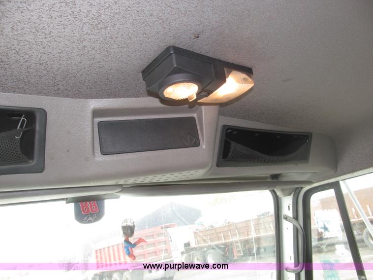 image for item B5245 2001 International 4700 box truck