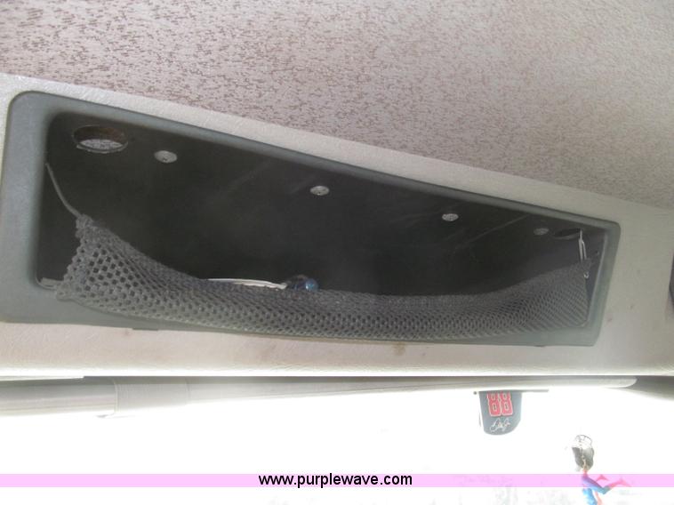 image for item B5245 2001 International 4700 box truck