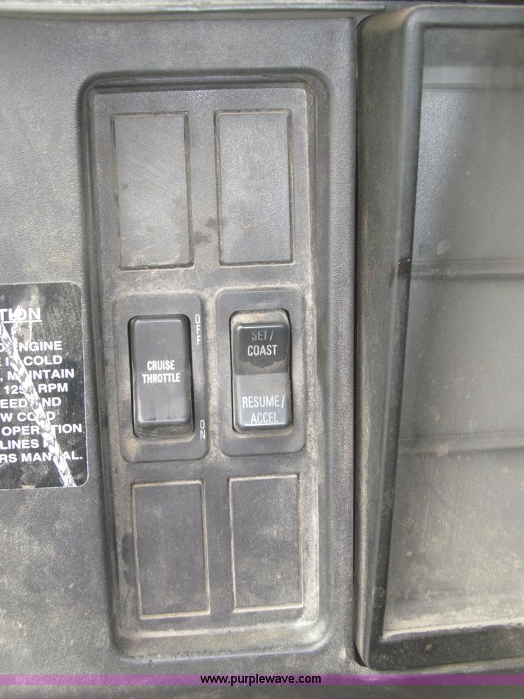 image for item B5245 2001 International 4700 box truck
