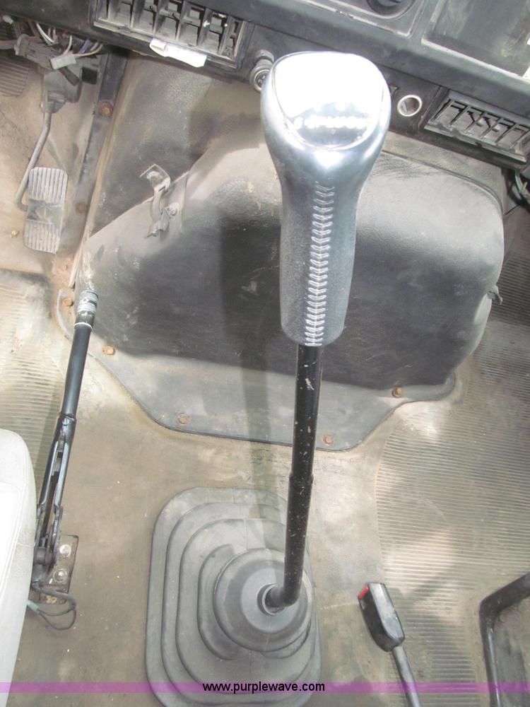 image for item B5245 2001 International 4700 box truck