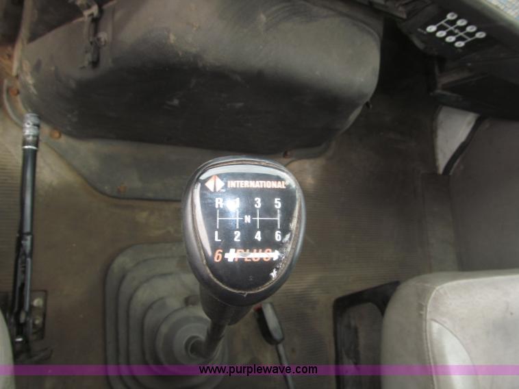 image for item B5245 2001 International 4700 box truck