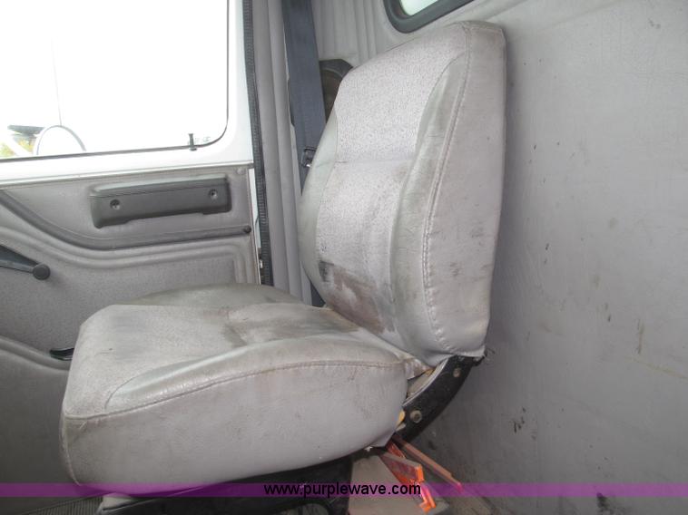 image for item B5245 2001 International 4700 box truck