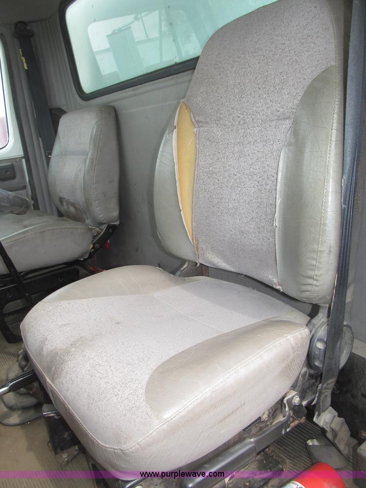 image for item B5245 2001 International 4700 box truck