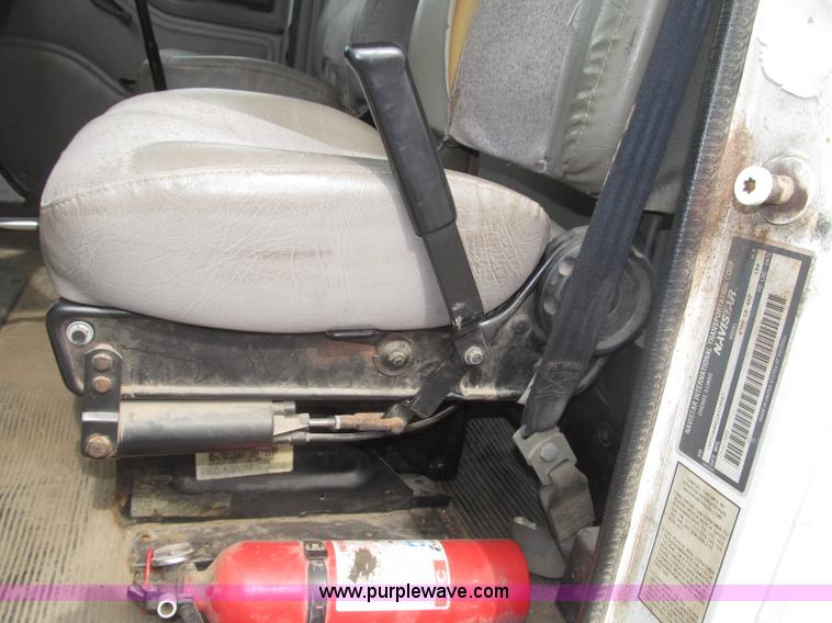 image for item B5245 2001 International 4700 box truck
