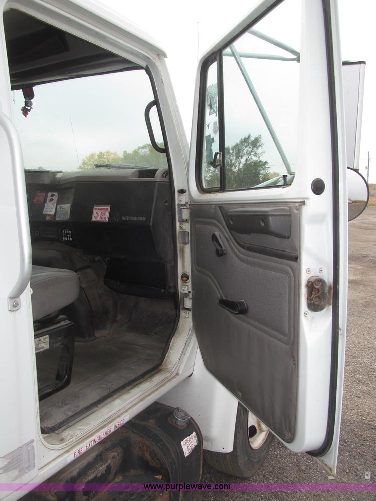 image for item B5245 2001 International 4700 box truck