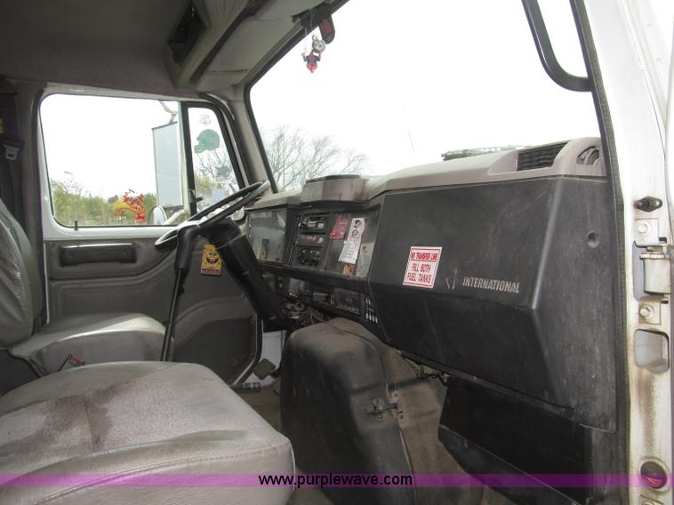image for item B5245 2001 International 4700 box truck