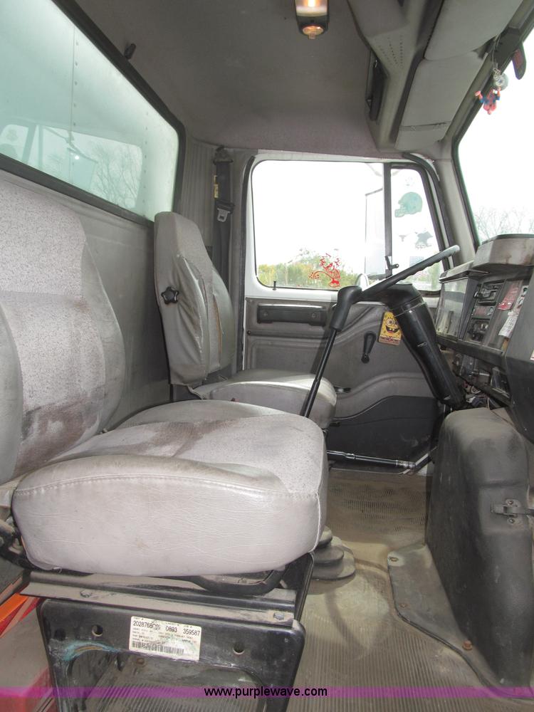 image for item B5245 2001 International 4700 box truck