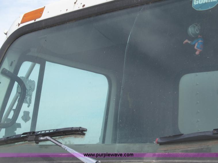 image for item B5245 2001 International 4700 box truck