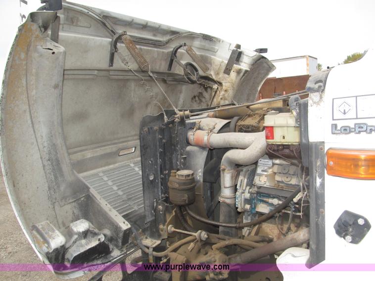 image for item B5245 2001 International 4700 box truck