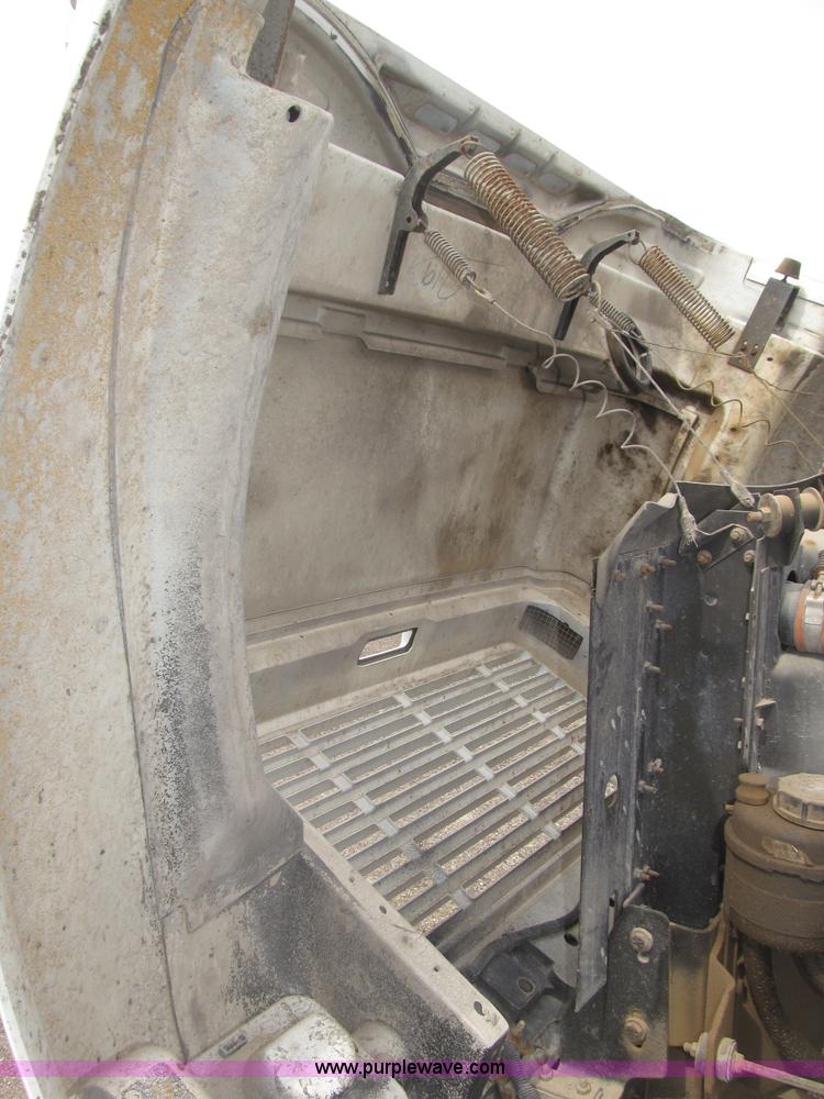image for item B5245 2001 International 4700 box truck
