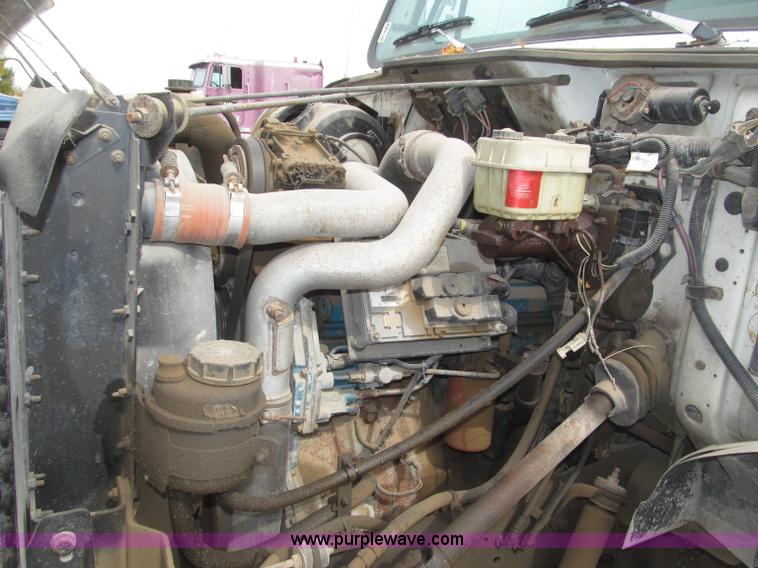 image for item B5245 2001 International 4700 box truck