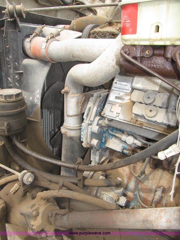 image for item B5245 2001 International 4700 box truck