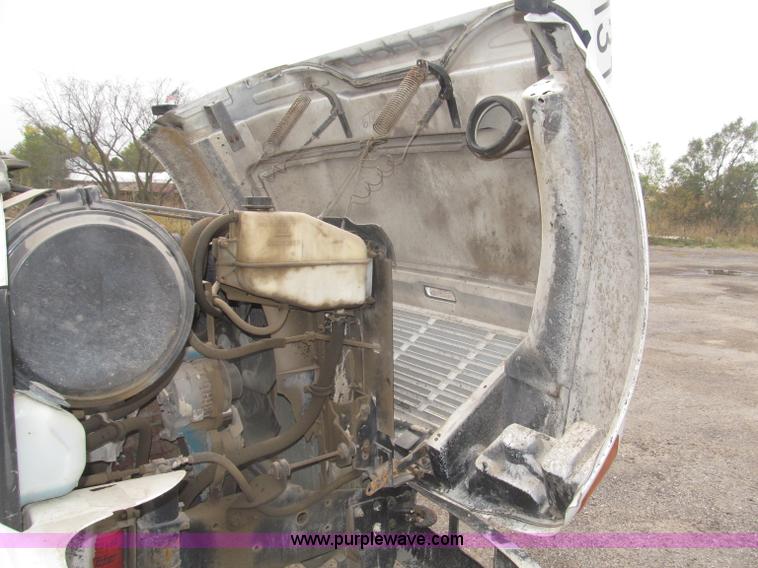 image for item B5245 2001 International 4700 box truck