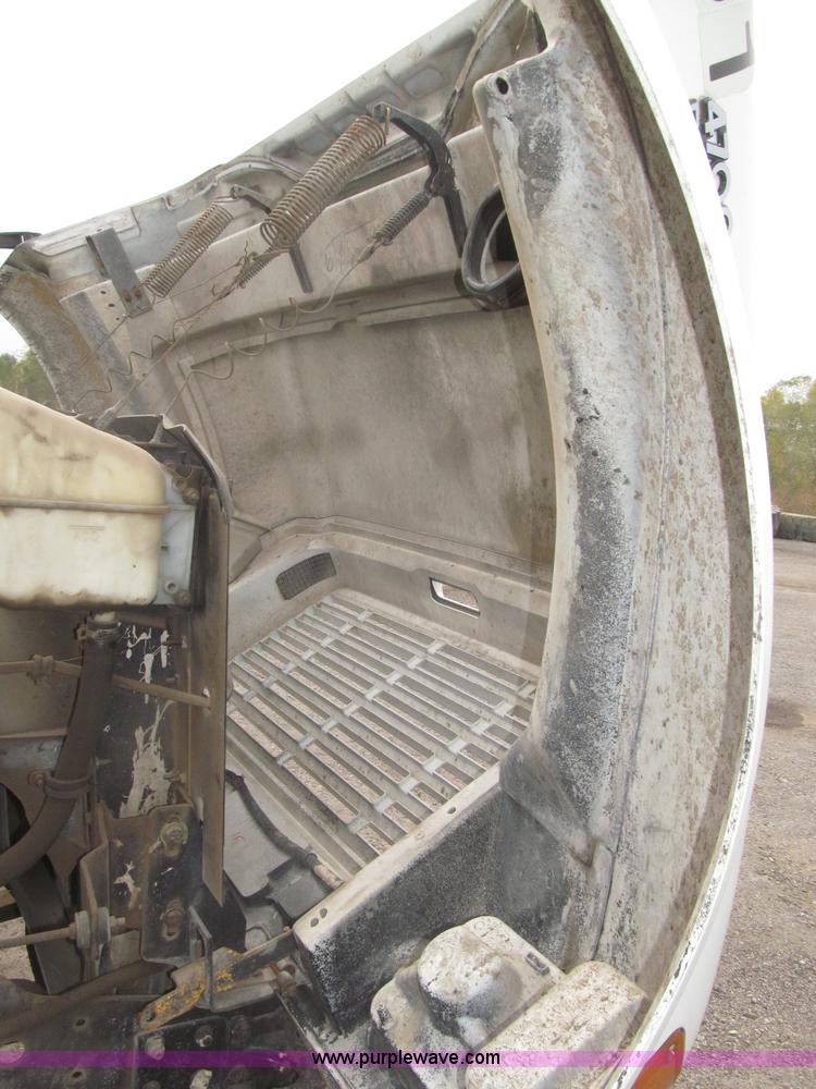 image for item B5245 2001 International 4700 box truck
