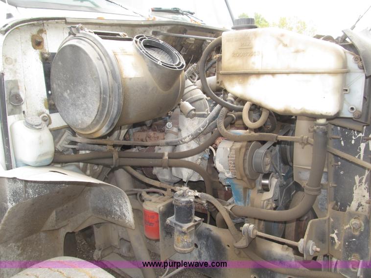 image for item B5245 2001 International 4700 box truck