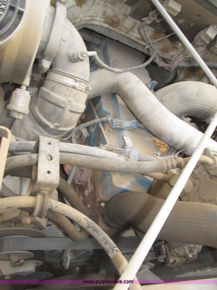 image for item B5245 2001 International 4700 box truck