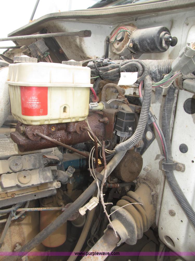 image for item B5245 2001 International 4700 box truck