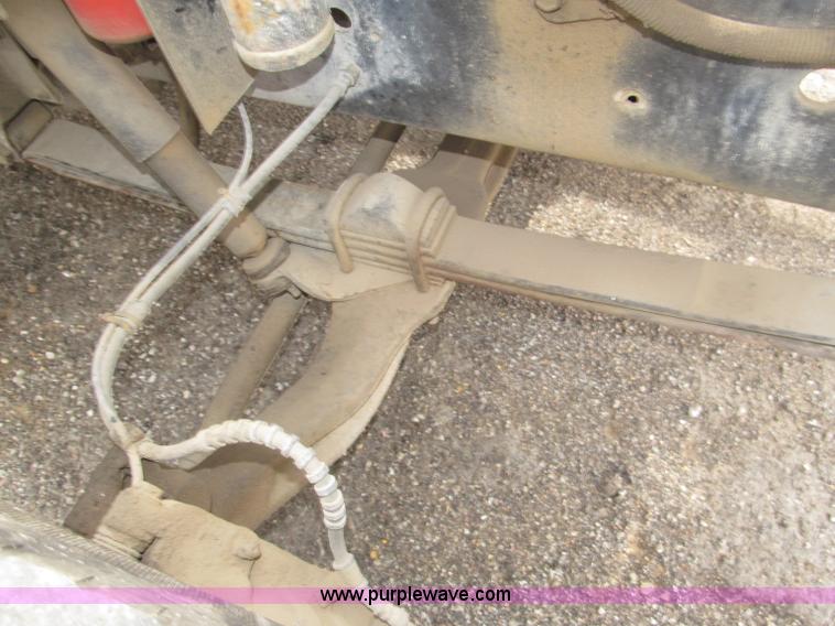 image for item B5245 2001 International 4700 box truck