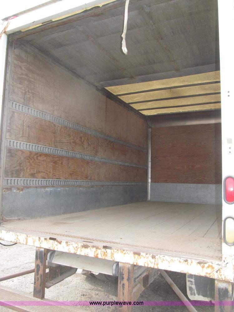 image for item B5245 2001 International 4700 box truck