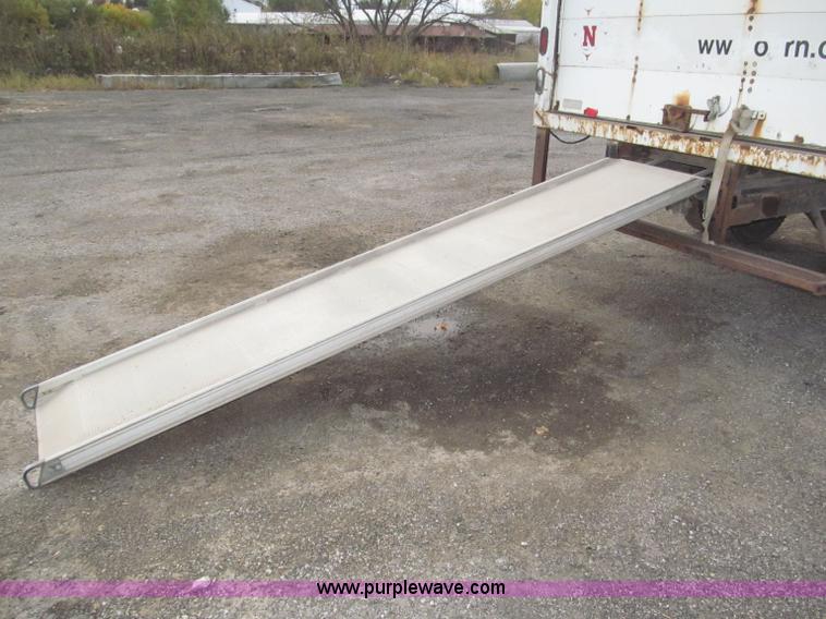 image for item B5245 2001 International 4700 box truck