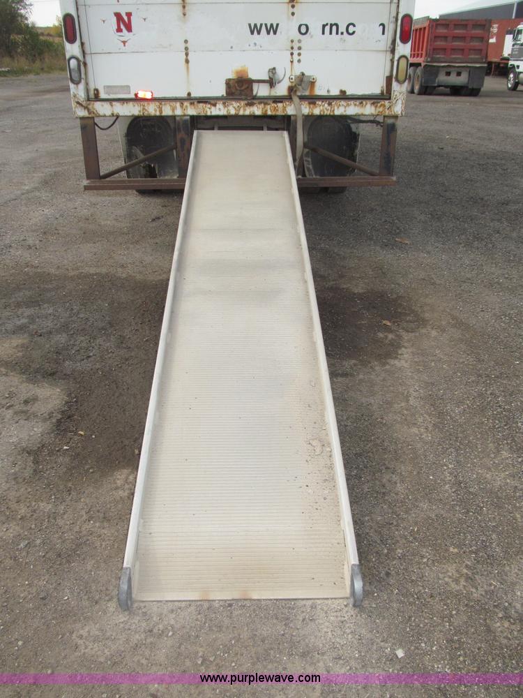 image for item B5245 2001 International 4700 box truck