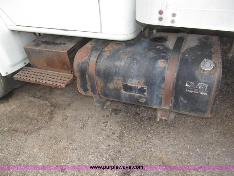 image for item B5245 2001 International 4700 box truck