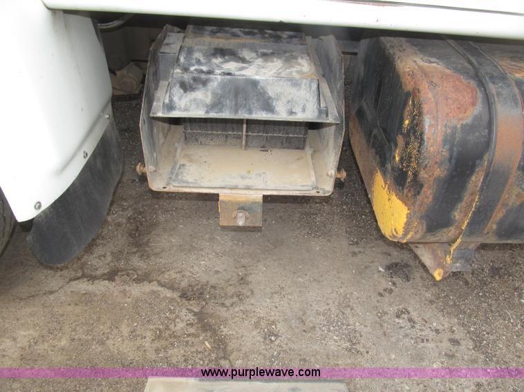 image for item B5245 2001 International 4700 box truck