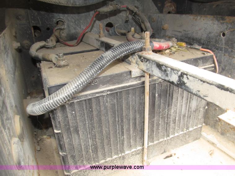 image for item B5245 2001 International 4700 box truck