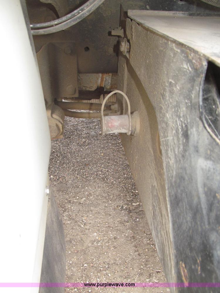 image for item B5245 2001 International 4700 box truck
