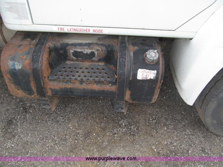 image for item B5245 2001 International 4700 box truck