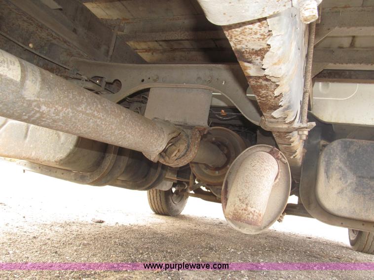 image for item B5245 2001 International 4700 box truck