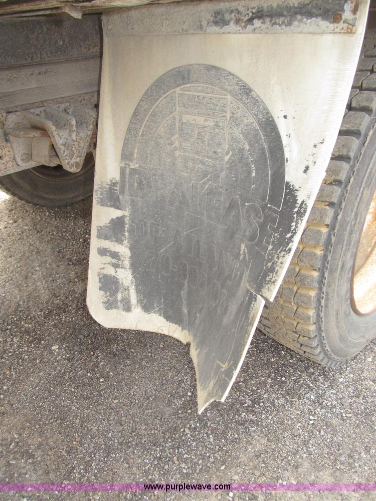 image for item B5245 2001 International 4700 box truck