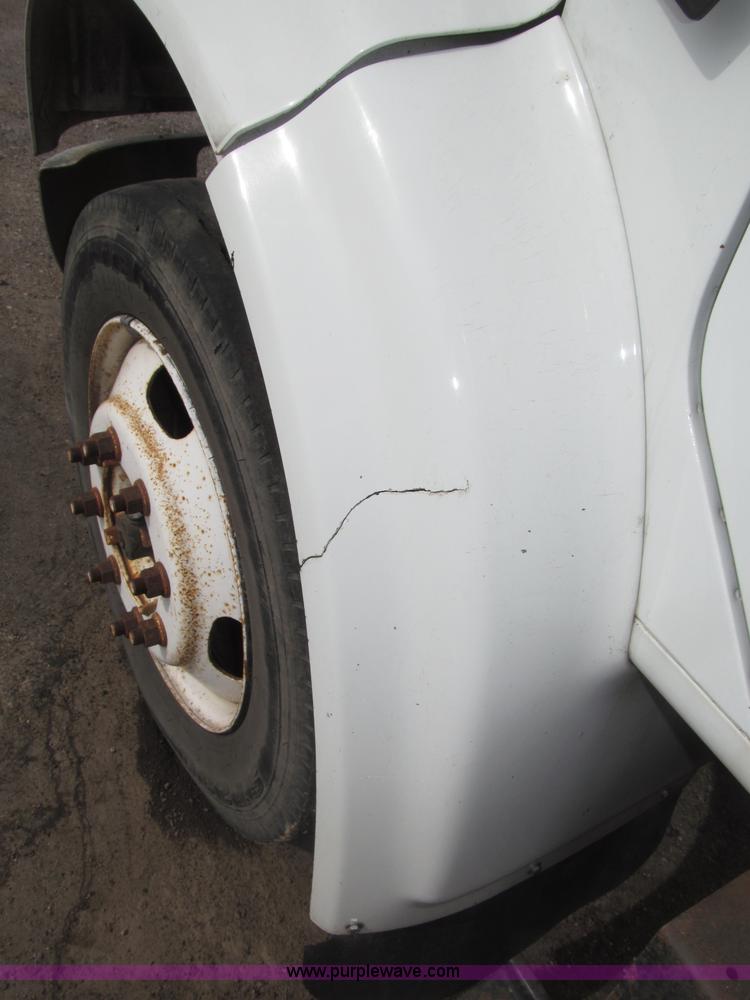 image for item B5245 2001 International 4700 box truck