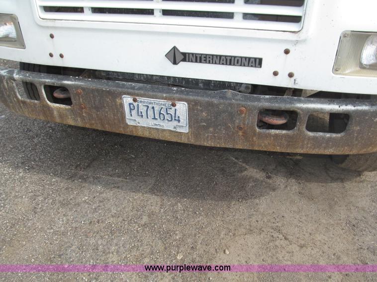 image for item B5245 2001 International 4700 box truck