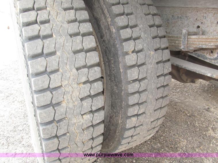 image for item B5245 2001 International 4700 box truck