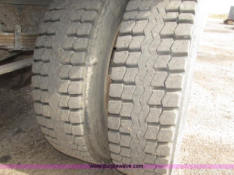 image for item B5245 2001 International 4700 box truck