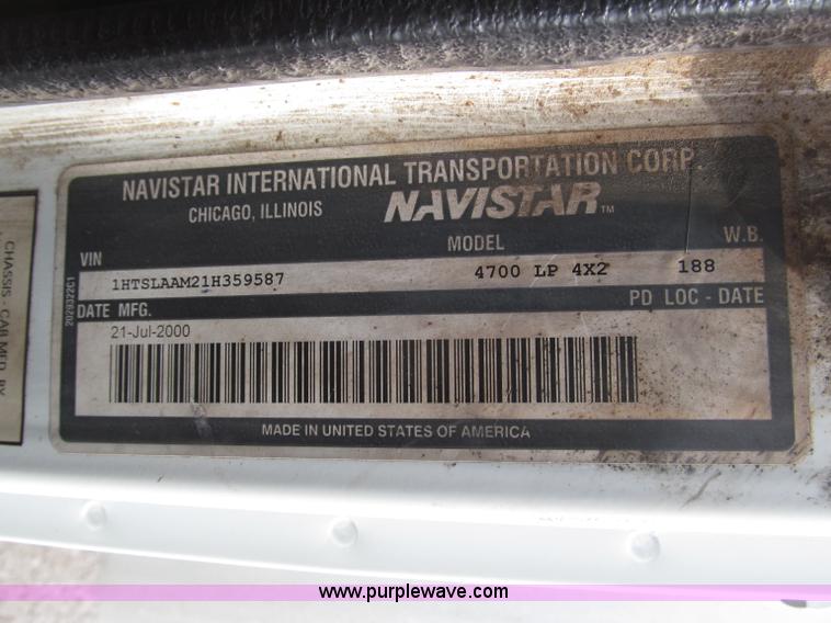 image for item B5245 2001 International 4700 box truck