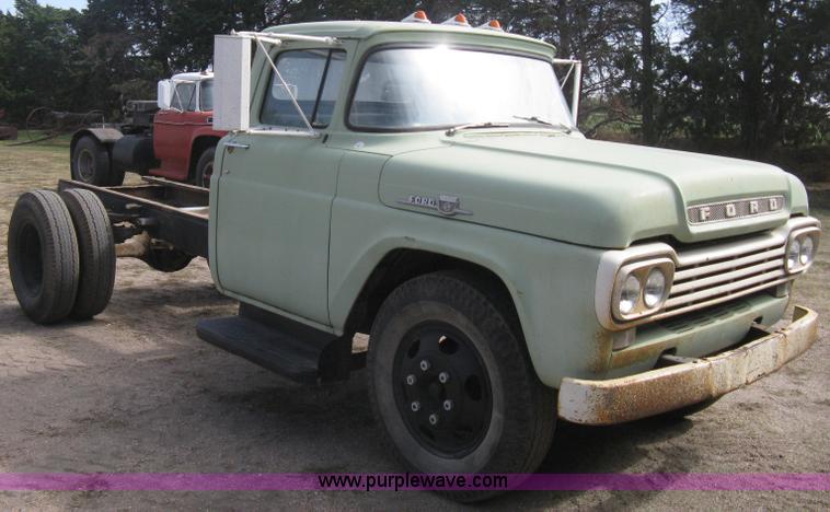 image for item B8188 1959 Ford F600 truck cab and chassis
