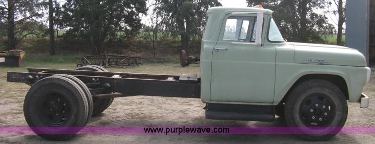 image for item B8188 1959 Ford F600 truck cab and chassis