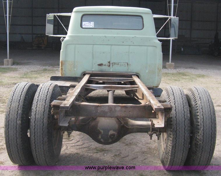 image for item B8188 1959 Ford F600 truck cab and chassis