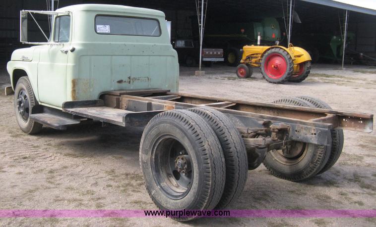 image for item B8188 1959 Ford F600 truck cab and chassis