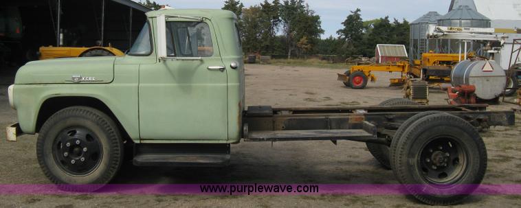 image for item B8188 1959 Ford F600 truck cab and chassis