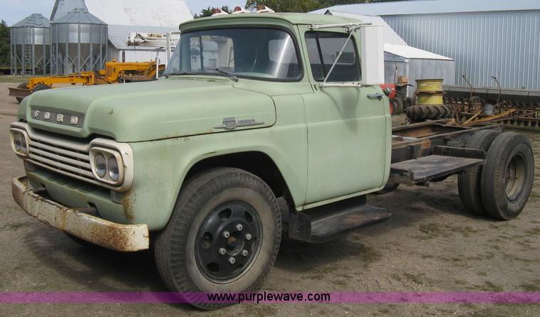 image for item B8188 1959 Ford F600 truck cab and chassis