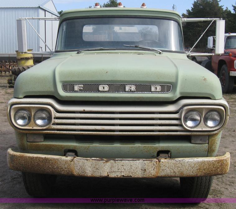 image for item B8188 1959 Ford F600 truck cab and chassis