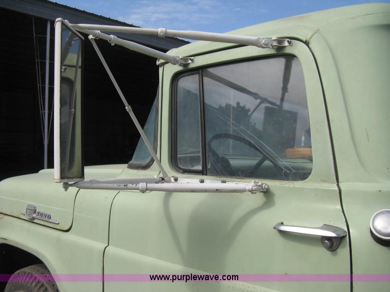 image for item B8188 1959 Ford F600 truck cab and chassis