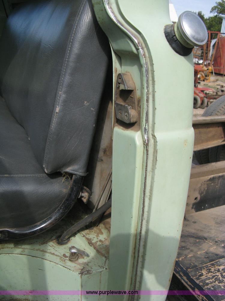 image for item B8188 1959 Ford F600 truck cab and chassis