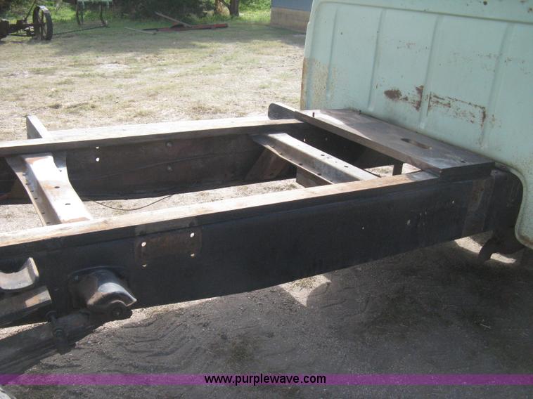 image for item B8188 1959 Ford F600 truck cab and chassis